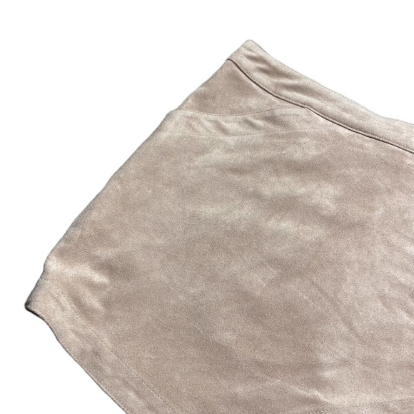 BCBGMAXAZRIA Faux Suede Skirt in Bare Pink 04 - Picture 3 of 9